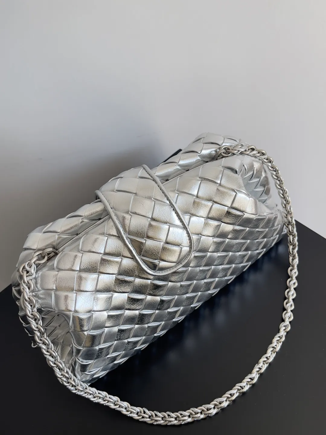 Batch 2260 BOTTEGA VENETA Lady's LAUREN CLUTCH Chain Clutch was inspired by 40 years ago. It is a perfect fusion of classic and modern bags. It is effortless and fashionable for any occasion and at any time. The newly added detachable metal chain allows people to have more ways to carry it. It is grand and elegant. Style No.: 785807 Size: 31.5*16.5*11cm
